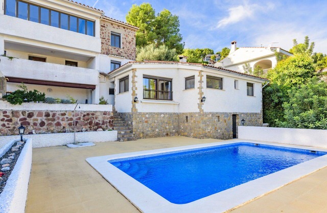 Beautiful apartment in villa for 3 people with pool, WIFI, A/C, TV and terrace