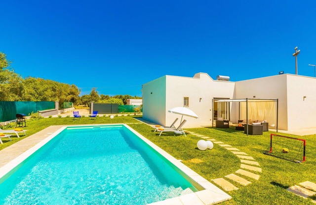Beautiful private villa with A/C, pool, WIFI, TV, veranda and pets allowed, close to Ostuni