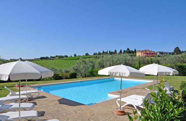 Beautiful apartment for 8 people with WIFI, pool, A/C and panoramic view, close to Greve In Chia.