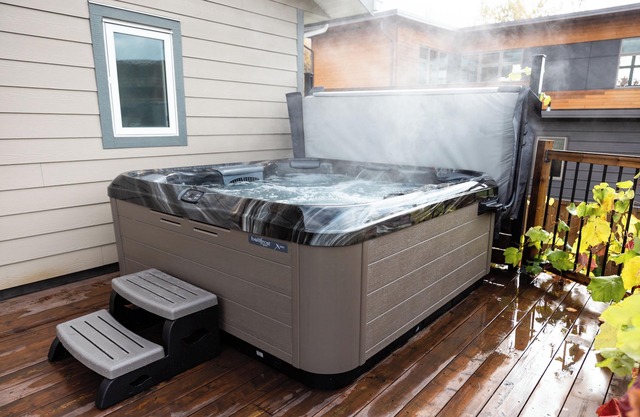 Beautiful 3 Bedroom House w/Hot Tub, Sauna & Private Yard - 2 Minutes to RMR