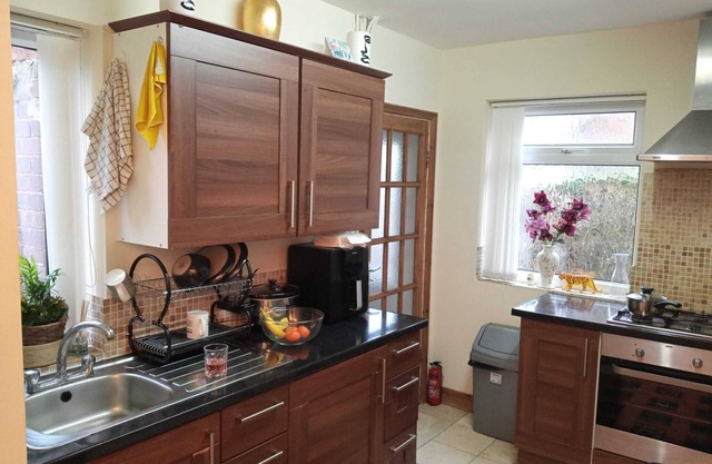 Beautiful 4-bed Apartment in Wolverhampton