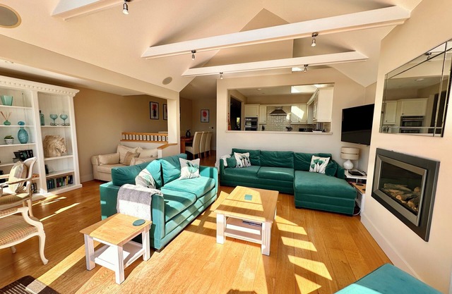 Beautiful 4 bed lakeside lodge in the Cotswolds. Private deck & STUNNING views