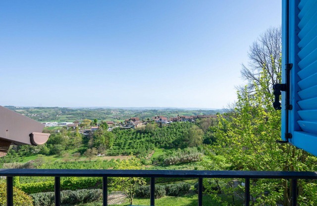 Beautiful apartment in villa for 5 guests with WIFI, pool, TV, patio and pets allowed