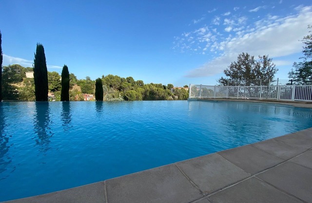 Beautiful apartment, terrace, 3 bedrooms, swimming pool and tennis court.