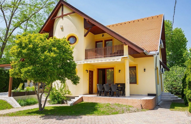 Beautiful apartment for 10 guests with WIFI, A/C, TV and terrace