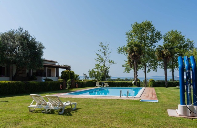 Beautiful apartment in villa for 5 people with WIFI, pool, TV, terrace and pets allowed