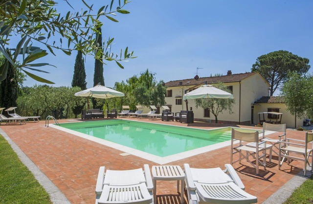 Beautiful apartment in villa for 14 guests with WIFI, private pool, TV, balcony and pets allowed