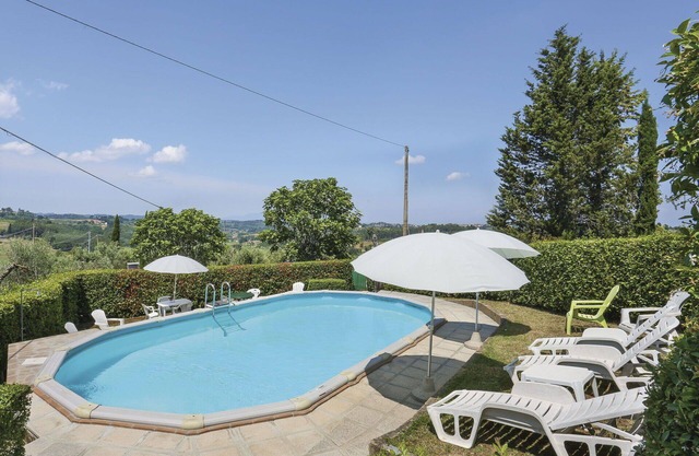 Beautiful apartment in villa for 2 guests with A/C, pool, TV, patio and pets allowed