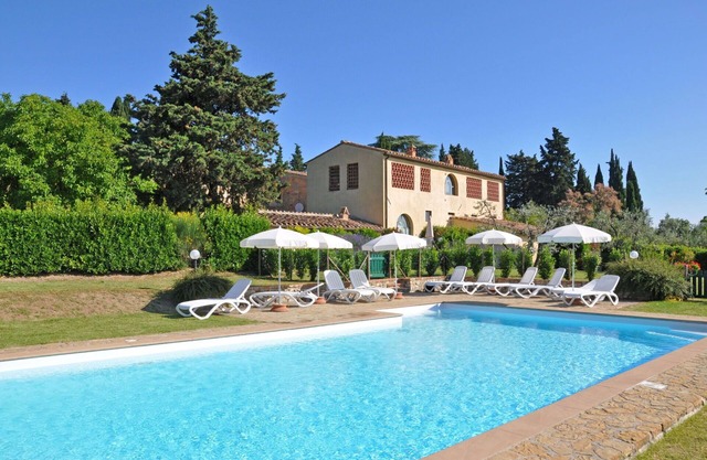 Beautiful apartment for 4 guests with pool, A/C, WIFI and panoramic view, close to Greve In Chia.