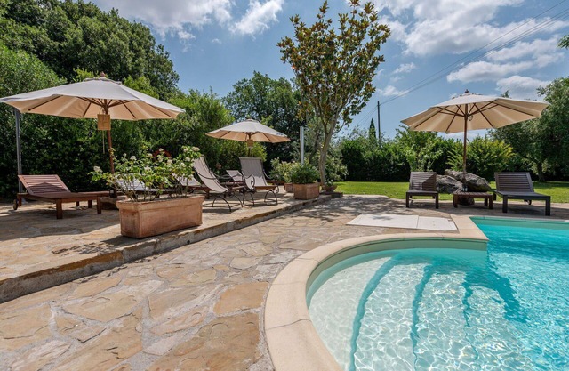 Beautiful apartment in villa for 5 people with WIFI, pool, A/C, TV, patio and pets allowed