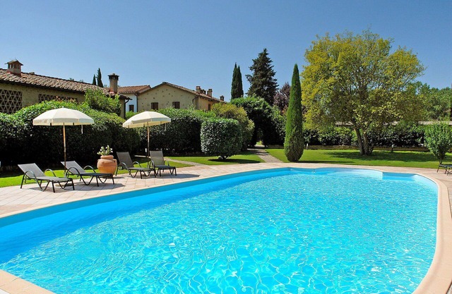 Beautiful apartment in villa with pool, WIFI, TV, terrace and pets allowed, close to San Gimignano