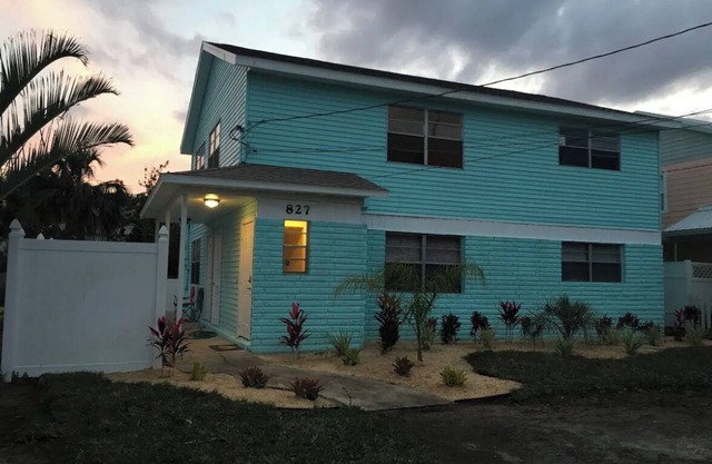 Beautiful beach house. Walking distance to the Beach, boutiques and restaurants