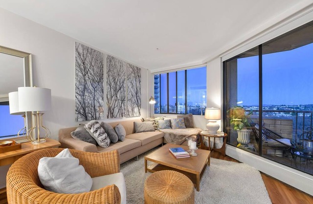 Beautiful Bright 1 Bedroom Condo Overlooking Beacon Hill Park and Olympic Mountains