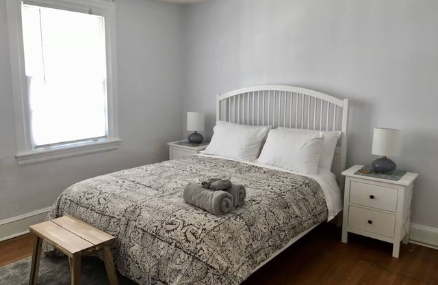 Beautiful bright four bedrooms in Rittenhouse Square above cafe