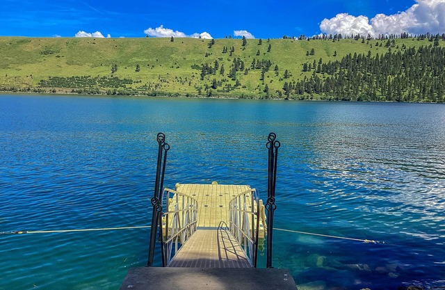 Beautiful cabin right on the banks of the lake with patio & washer/dryer