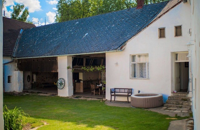 Beautiful private villa for 22 guests with hot tub, WIFI, patio and pets allowed