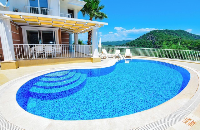 Beautiful Detached Villa With Private Pool And Stunning Views,Walkable to Town.