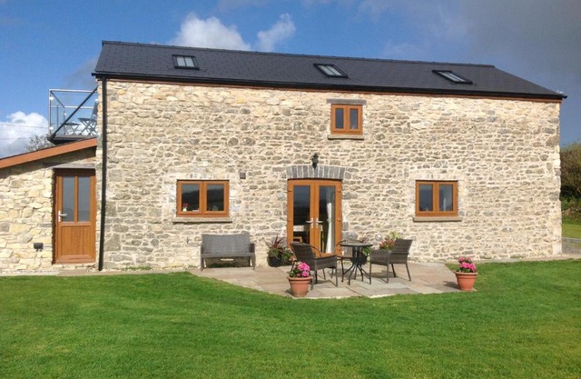 Beautiful Dog Friendly Cottage near Cardiff, Cowbridge, Barry