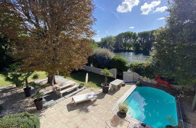 Beautiful house with pool, view and access to the Seine, very close to Paris