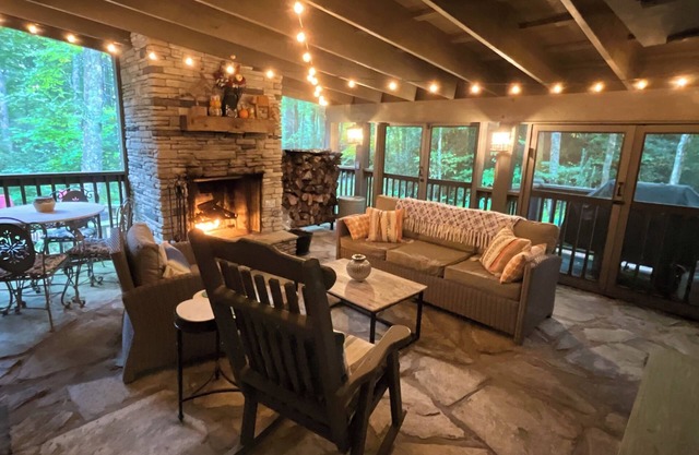 Beautiful Highlands cabin! 8 min to town-Pet friendly-lots of outdoor space