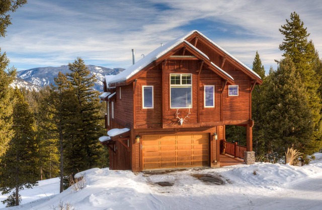 Beautiful home in Antler Ridge easy access between Big Sky Resort and town.
