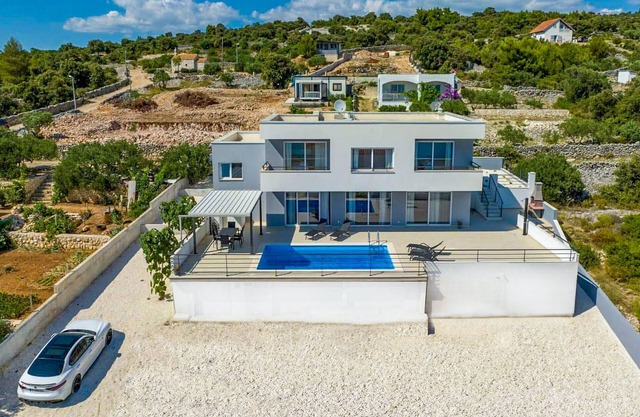 Beautiful home in Sevid na moru