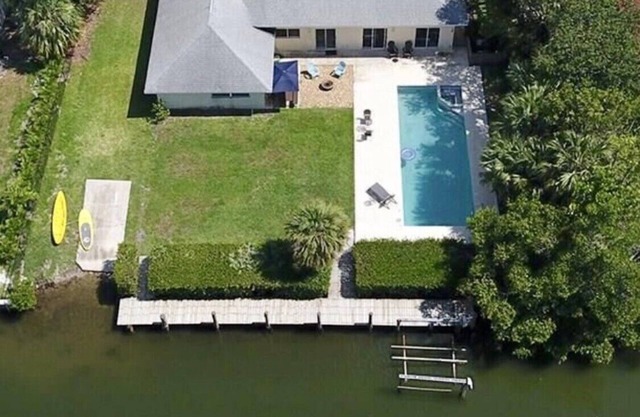 Beautiful House with Boat Dock and Boat Ramp. Walk to the Beach and restaurants