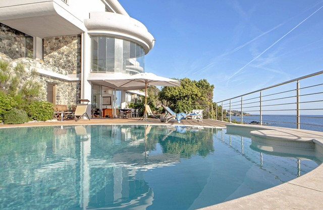 Beautiful private villa for 12 guests with WIFI, private pool, A/C, TV, terrace and pets allowed