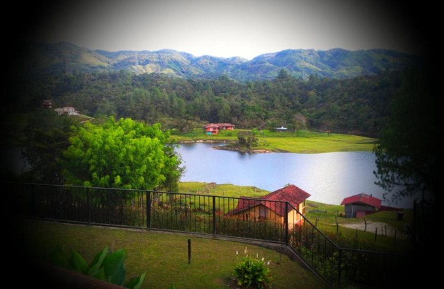Beautiful Lake View Villa. Lake Access & Near Town
