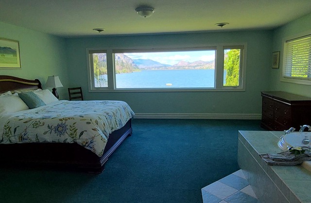 Beautiful Lakefront Property! 8 Bedrooms and Breath taking view!