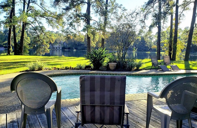 Beautiful Lakehouse w/Private Pool - 4 Large Bedrooms