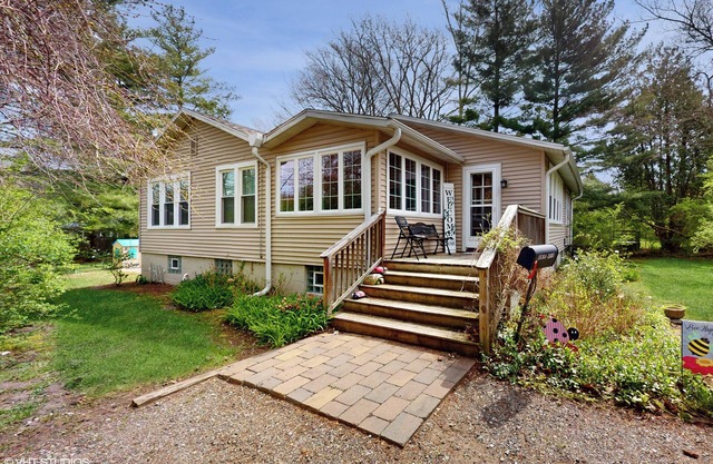 Beautiful Lakeside MI vacation home with association beach access Summer & Fall