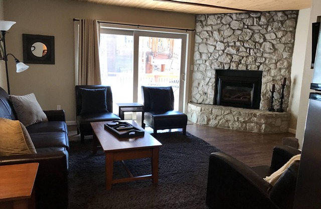 Beautiful Level Entry 3 Bedroom, 6 Beds, 2 Bath with 1 parking space