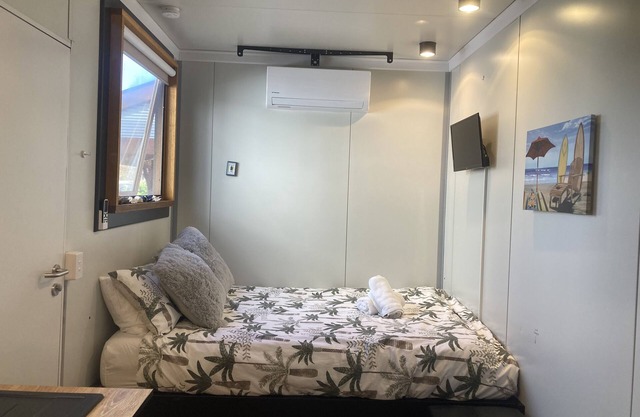 Beautiful little Studio, with an outdoor area- 5 minute walk to the Beach!