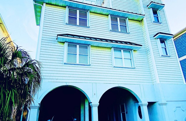 BEAUTIFUL LUXURY OCEANFRONT HOME! Sleeps 25, Elev, pool & rooftop deck. 7B/7B.