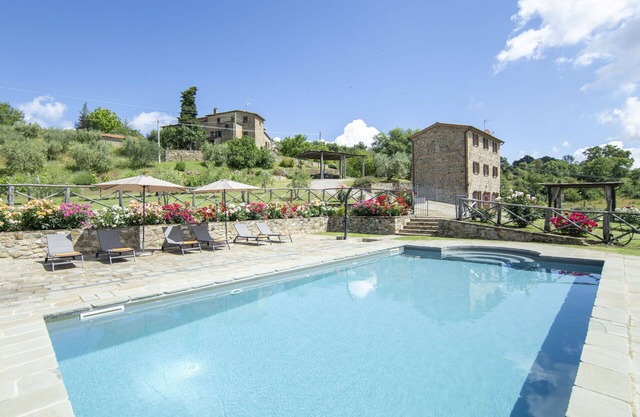 Beautiful private villa for 7 people with WIFI, private pool, TV and patio