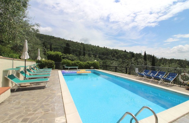 Beautiful private villa for 10 guests with WIFI, private pool, TV and pets allowed, close to Are.