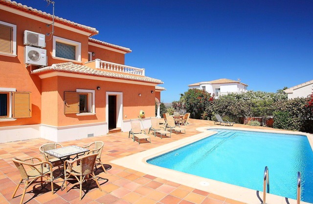 Beautiful private villa for 6 guests with private pool, A/C, WIFI, TV and terrace