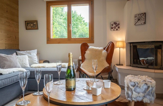 Beautiful private villa for 6 people with WIFI, TV, balcony, pets allowed and panoramic view
