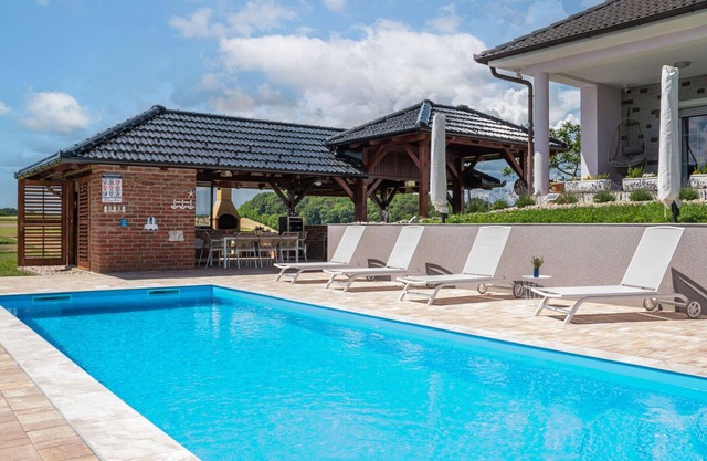 Beautiful private villa with A/C, private pool, WIFI, TV, terrace, pets allowed and panoramic view