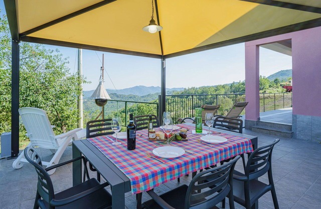 Beautiful private villa for 6 people with WIFI, A/C, TV and terrace