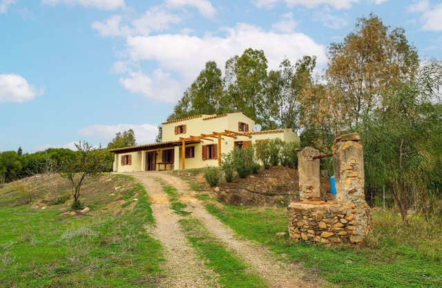 Beautiful private villa for 4 people with WIFI, A/C, TV, pets allowed and panoramic view