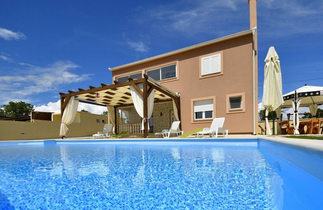 Beautiful private villa for 12 people with WIFI, A/C, private pool, TV, terrace and parking