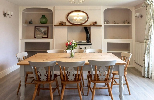 Beautiful private villa for 9 guests with WIFI, hot tub, TV, patio and pets allowed