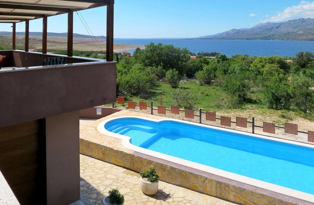 Beautiful private villa for 8 people with A/C, private pool, hot tub, WIFI, TV and terrace