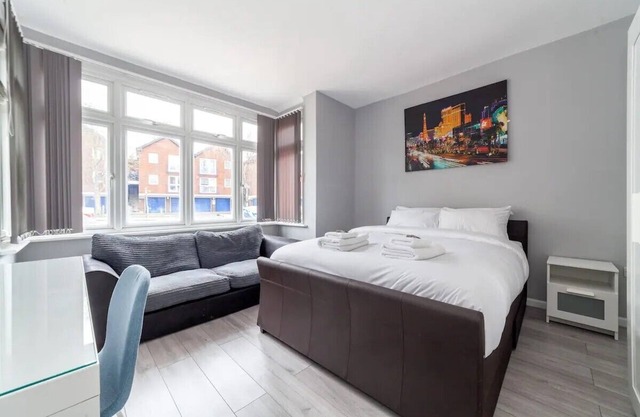 Beautiful refurbished 4 Bedrooms