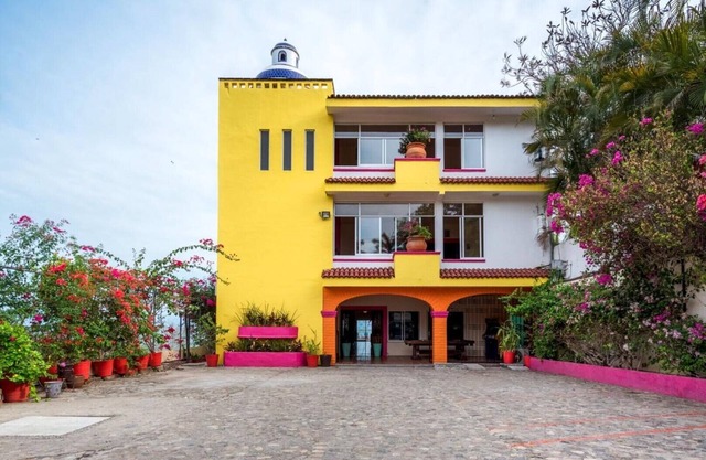 Beautiful suite, comfortable, spacious and with Mexican style decoration.