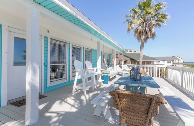 Beautiful view of the beach, 3 bedroom-3 full bath, WiFi, cable, big deck