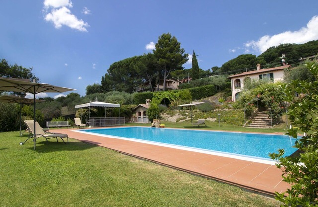 Beautiful villa for 4 guests with hot tub, private pool, WIFI, A/C, TV and patio