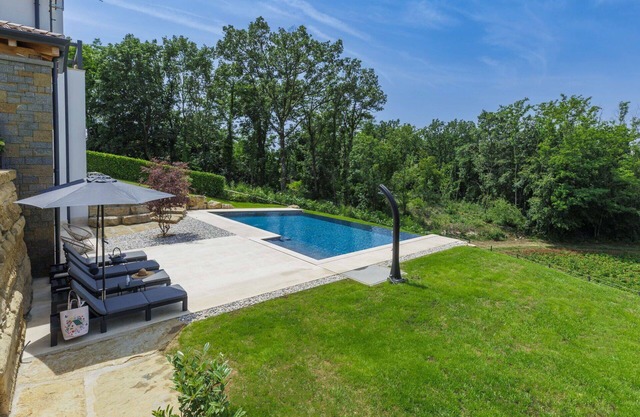 Beautiful villa for 6 guests with A/C, WIFI, private pool, TV and terrace